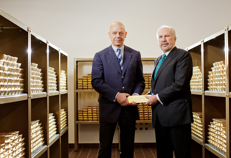 OeNB officials showing Austrian monetary gold after 90 tonnes from London were repatriated in 2018. Left, OeNB Director Kurt Pribi, right, Governor Ewald Nowotny. Money Metals Exchange.